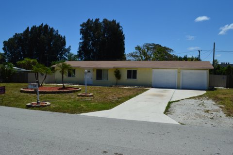 House in Palm Springs, Florida 4 bedrooms, 161.28 sq.m. № 1154678 - photo 1