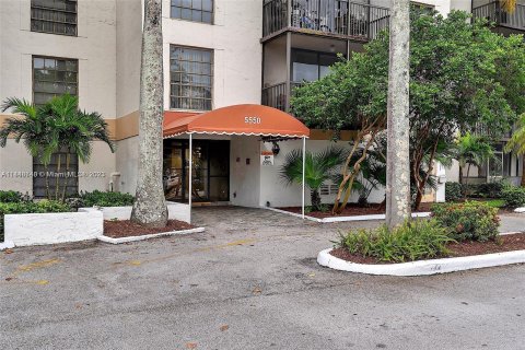 Condo in Lauderhill, Florida, 1 bedroom  № 1304832 - photo 1