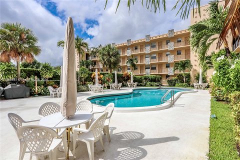 Condo in Hollywood, Florida, 1 bedroom  № 1368707 - photo 20