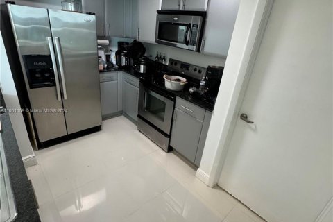 Condo in Miami, Florida, 1 bedroom  № 1368673 - photo 3