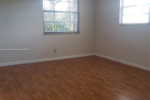 Condo in Pembroke Pines, Florida, 2 bedrooms  № 1368706 - photo 5