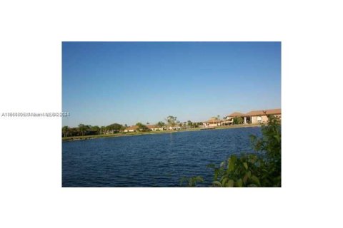 Condo in Pembroke Pines, Florida, 2 bedrooms  № 1368706 - photo 10