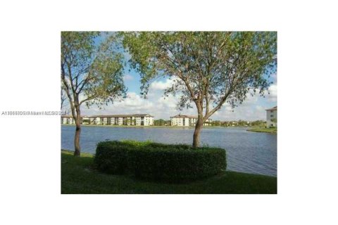 Condo in Pembroke Pines, Florida, 2 bedrooms  № 1368706 - photo 12