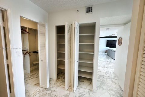 Condo in Aventura, Florida, 2 bedrooms  № 1368671 - photo 17