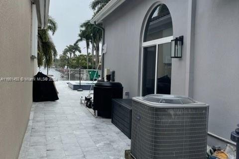 Casa en venta en Miami, Florida, 3 dormitorios, 197.14 m2 № 1368674 - foto 17