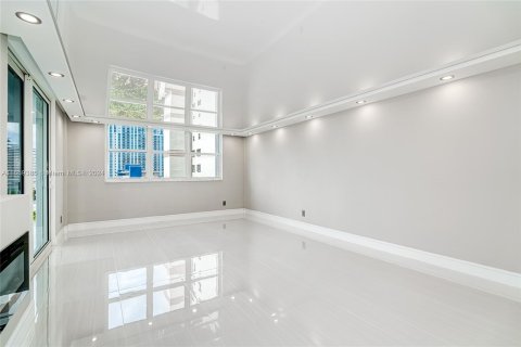 Copropriété à vendre à Hallandale Beach, Floride: 3 chambres, 122.17 m2 № 1364091 - photo 3