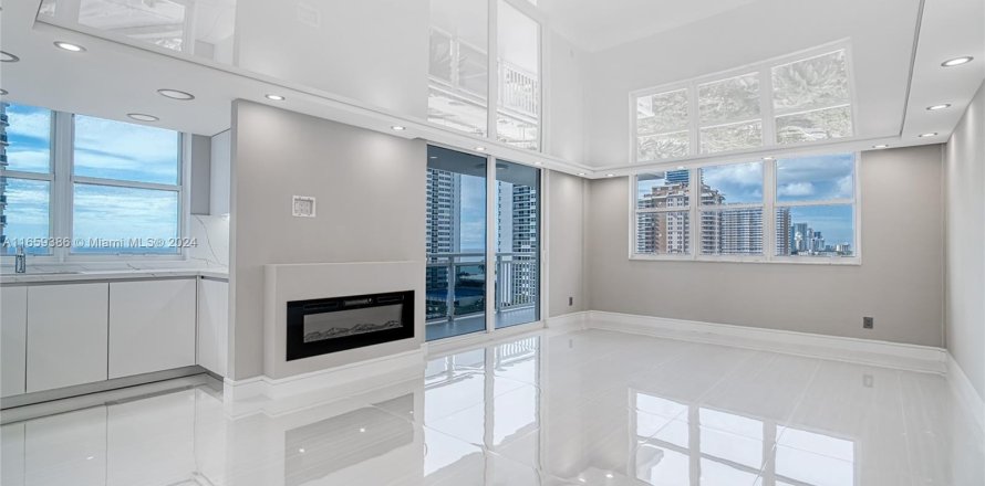 Condo in Hallandale Beach, Florida, 3 bedrooms  № 1364091