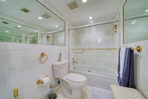 Condo in Miami, Florida, 2 bedrooms  № 1362387 - photo 21