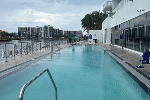 Condominio en venta en Hollywood, Florida, 2 dormitorios, 98.01 m2 № 1006952 - foto 2