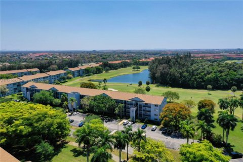 Condo in Pembroke Pines, Florida, 2 bedrooms  № 1101666 - photo 1