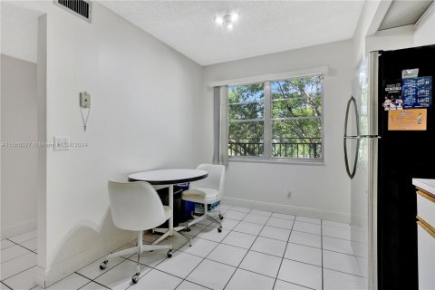 Copropriété à vendre à Pembroke Pines, Floride: 2 chambres, 110.74 m2 № 1101666 - photo 9