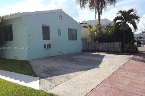 Commercial property in Miami Beach, Florida 186.64 sq.m. № 1393446 - photo 1