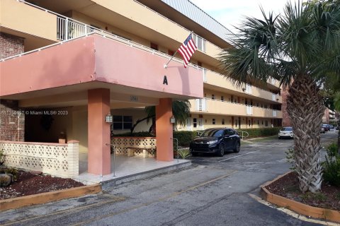 Condo in North Miami Beach, Florida, 1 bedroom  № 363232 - photo 14