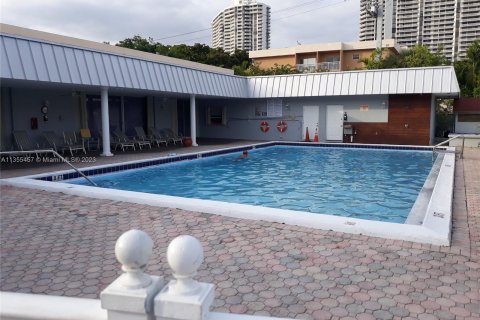 Condominio en venta en North Miami Beach, Florida, 1 dormitorio, 75.44 m2 № 363232 - foto 15