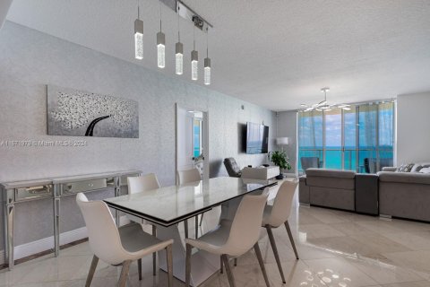 Condo in Sunny Isles Beach, Florida, 2 bedrooms  № 1393658 - photo 1