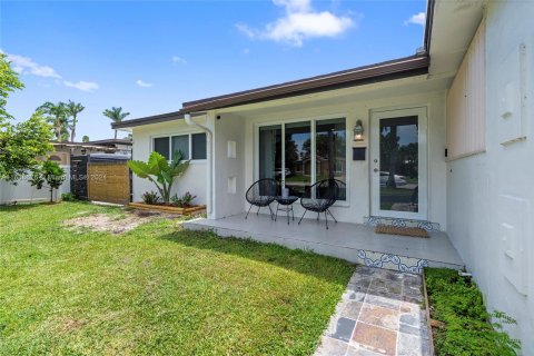 Casa en venta en Hollywood, Florida, 2 dormitorios, 113.34 m2 № 1315966 - foto 2