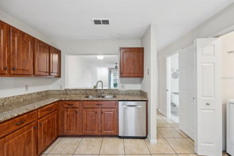 Townhouse in Tampa, Florida 2 bedrooms, 110.09 sq.m. № 1383403 - photo 20