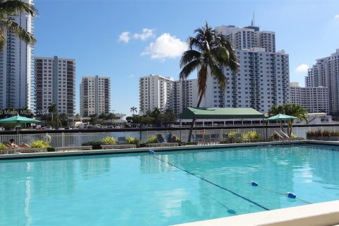 Condo in Hallandale Beach, Florida, 1 bedroom  № 1369262 - photo 26