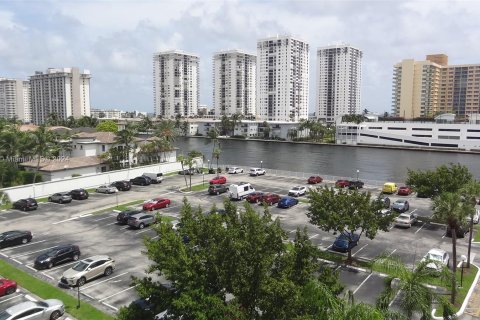 Condo in Hallandale Beach, Florida, 1 bedroom  № 1369262 - photo 12