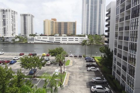 Copropriété à louer à Hallandale Beach, Floride: 1 chambre, 99.87 m2 № 1369262 - photo 17