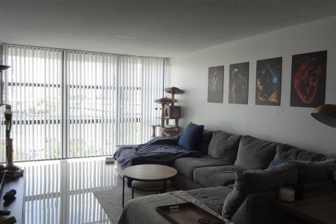 Copropriété à louer à Hallandale Beach, Floride: 1 chambre, 99.87 m2 № 1369262 - photo 1