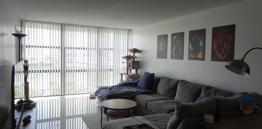 Condominio en Hallandale Beach, Florida, 1 dormitorio  № 1369262